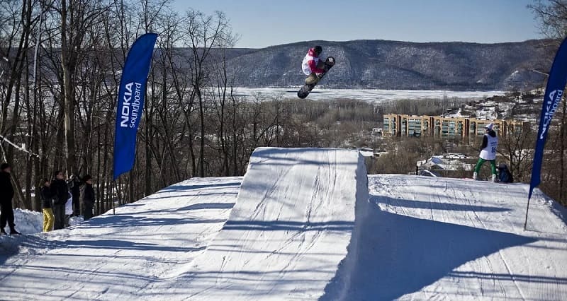 прыгает на сноуборде на фоне флага спонсора Nokia